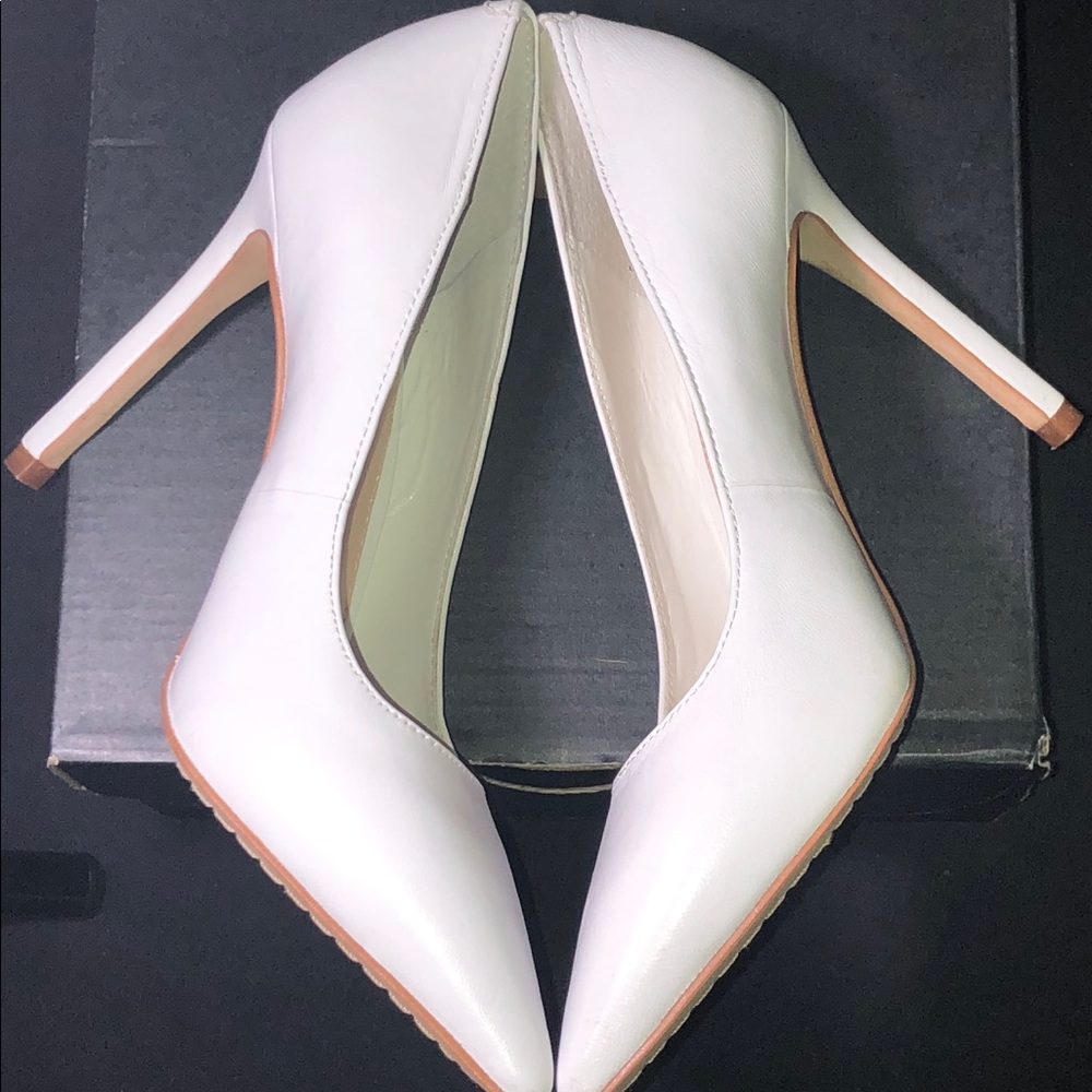 VINCE CAMUTO White Leather 4” Pumps sz 5